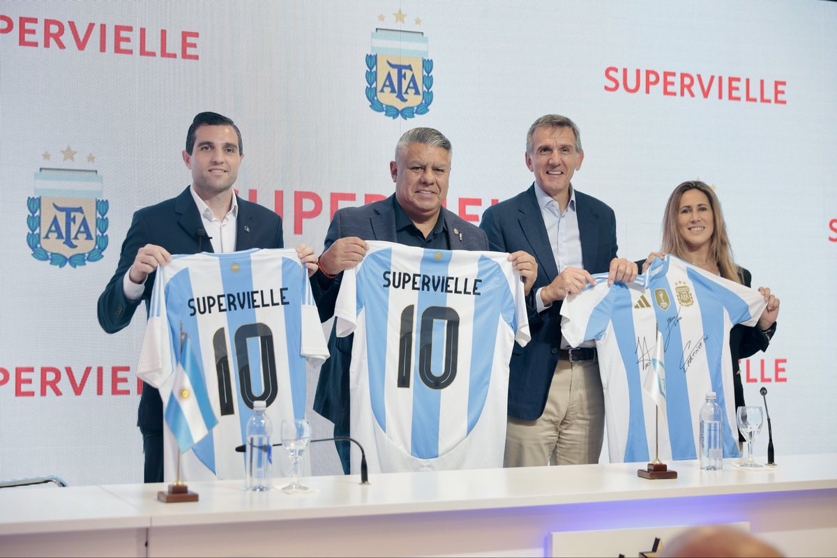 AFASeleccionEN's tweet photo. 🤝🇦🇷 The Argentine Football Association presents its new regional sponsorship agreement with @Supervielle_ARG.

The agreement strengthens AFA’s commercial growth in recent years and establishes Supervielle as a key player in Argentina’s financial system, making it a strategic national ally on the road to the 2026 World Cup 🔜