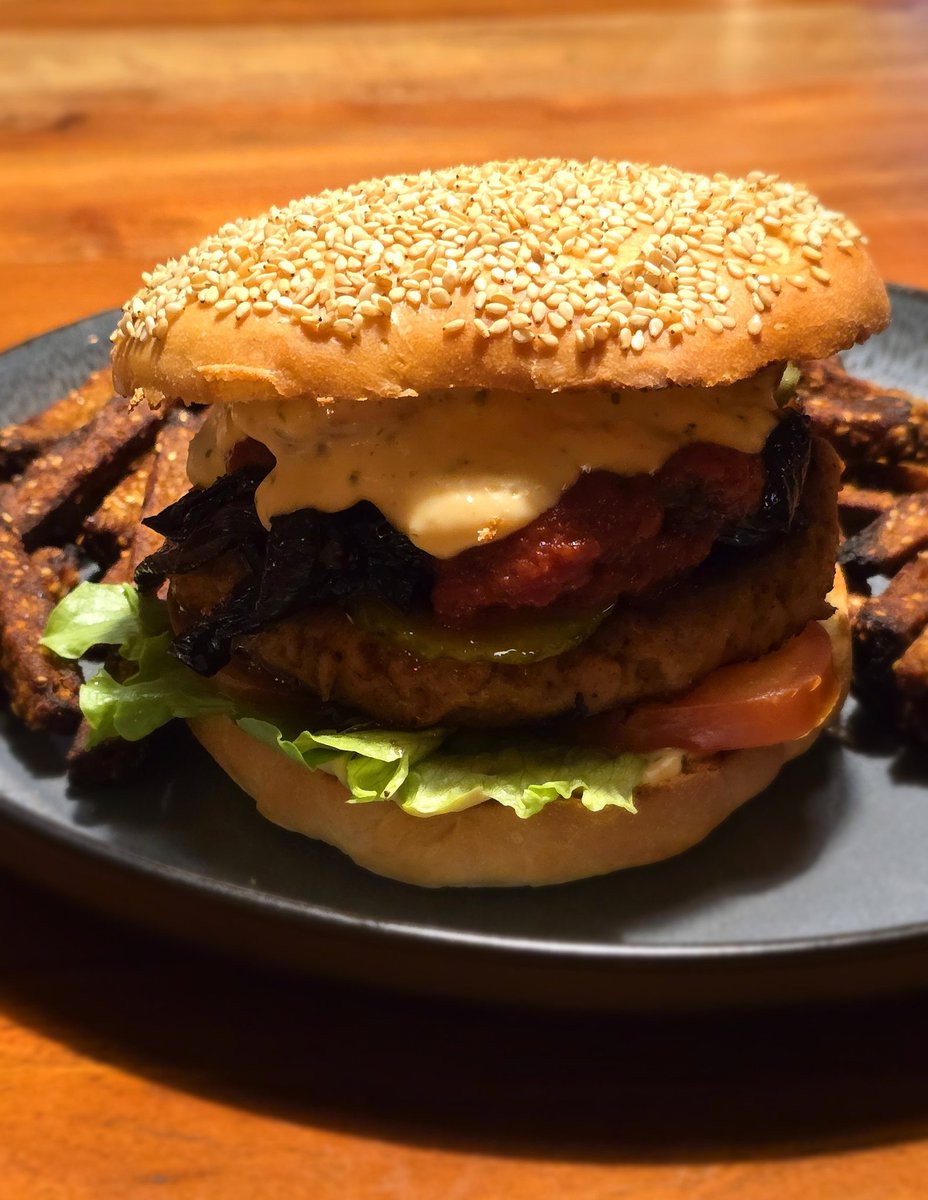 der_veganer's tweet image. VEGAS-Wert (Veganes-Essen-Gegenreaktions-Analyse-Skala) dieses Burgers: 8,5 / 10
> Täuschend echt, Geschmack sehr realistisch, „Burger“ traditionell mit Fleisch.
Symptome: CAPSLOCK, Schweißausbruch, Reflexkommentar „Das darfst du nicht Burger nennen!"
→ Akute Fleischesserpanik