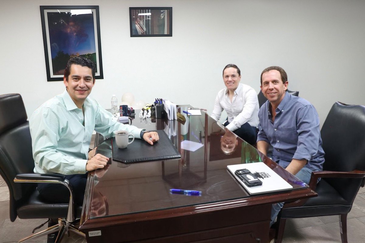 Que gusto coincidir con personas que le apuestan a Sonora como un potencial turístico de alto nivel💪🏼

Sostuve una productiva y amena reunión con mi buen amigo Ernesto Rivas para tocar temas de interés para el turismo deportivo, reconozco la trabajo y esfuerzo  que ha dedicado