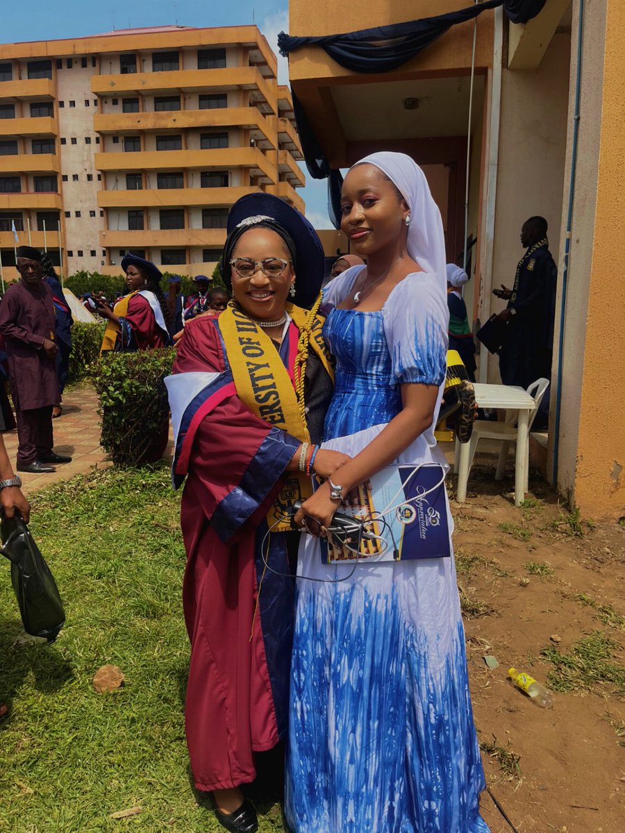 _lateefah__'s tweet image. Master’s vs Ph.D 
My woman 😂💙