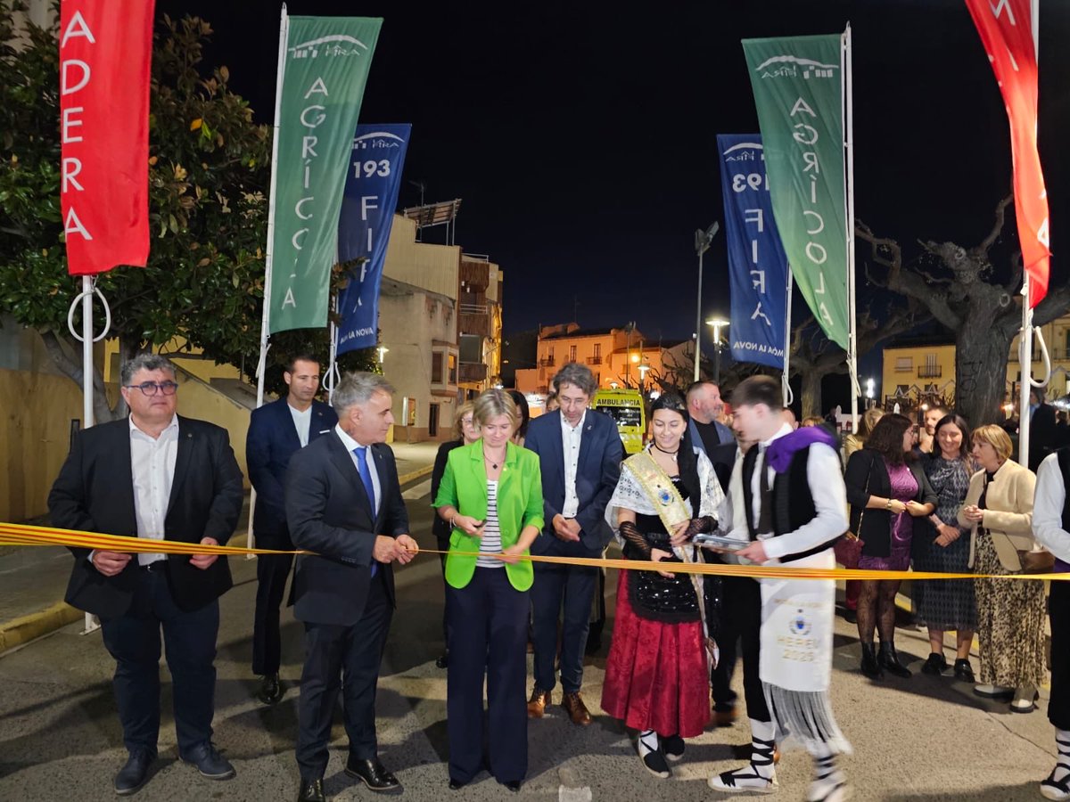 Dipta_cat's tweet photo. 🔛Tret de sortida a la 193ena Fira Agrícola, Ramadera i Industrial de #MóraLaNova.
La presidenta de la @Dipta_cat, @nllaurado, com a pregonera de l’edició d’enguany, inaugura aquest històric certamen, acompanyada de l’alcalde de l’@ajmoralanova , Jesús Álvarez.
#DiptaSuma https://t.co/NhpPGyTZj4