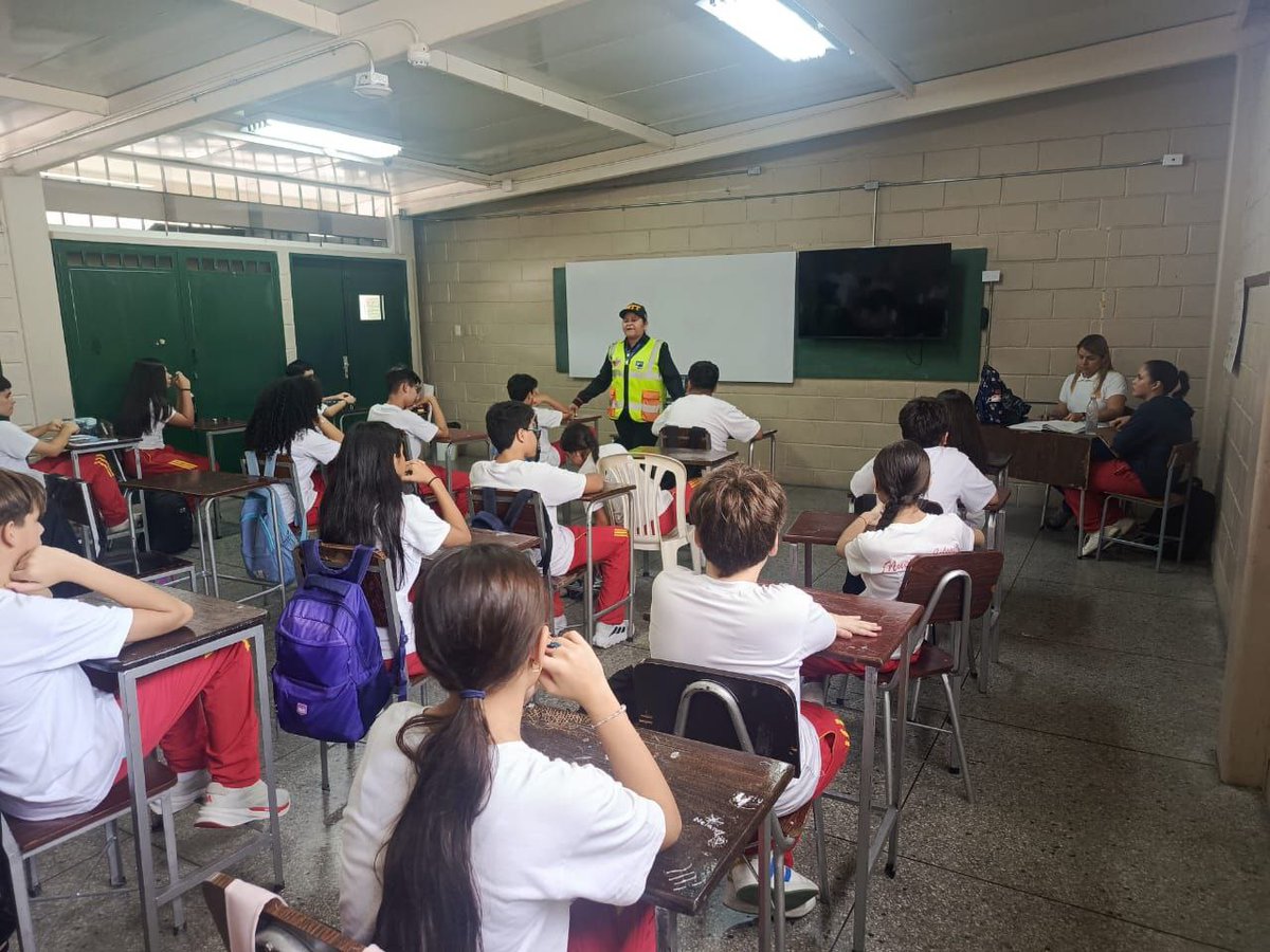InttContigo's tweet photo. Trabajadores del INTT, oficina Valera, impartieron charlas de seguridad y educación vial a 43 estudiantes de 1er y 2 año de bachillerato del Colegio Los "Cedros", ubicado en el sector las Acacias, parroquia Juan Ignacio Montilla. https://t.co/x06eyCQRhb