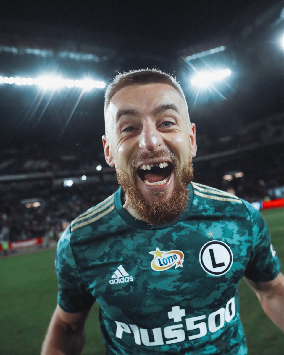 KubaSarzala's tweet photo. Fun fact: Rafał Augustyniak znany z tego, że wyjebali mu jedynki podczas meczu (nie tego) rozgromił Szachtar Donieck 😂

#legia #augustyniak #szachtar #mem https://t.co/LcpmTlDKaS