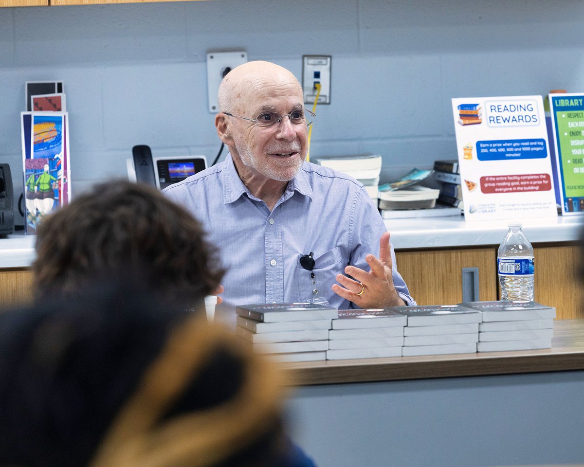 ChasCoLibrary's tweet image. Yesterday, Pulitzer Prize winner Barry Meier visited the Juvenile Detention Center as part of our In Plain Sight program series.

Teens had the chance to meet Barry, receive signed copies of his book Pain Killer, and learn about his journey as a journalist.