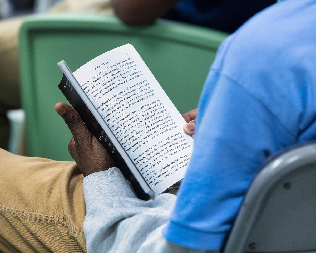 ChasCoLibrary's tweet image. Yesterday, Pulitzer Prize winner Barry Meier visited the Juvenile Detention Center as part of our In Plain Sight program series.

Teens had the chance to meet Barry, receive signed copies of his book Pain Killer, and learn about his journey as a journalist.