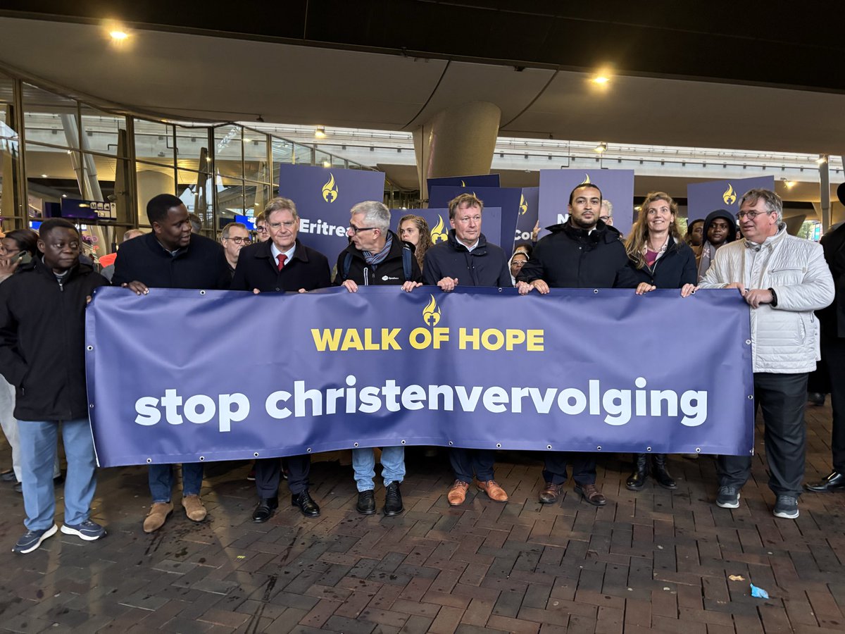 Vanavond liepen we met vele anderen mee in een indrukwekkende stille tocht voor vervolgde christenen.
“Als één lid lijdt, lijden alle leden mee.”
Hun lijden vraagt om onze stem. Als SGP zwijgen we niet, maar staan we op voor onze broeders en zusters. Overal ter wereld.