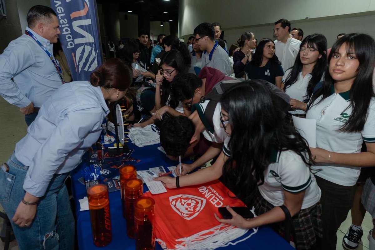 AdolfoSalazar_'s tweet photo. Tuve el honor de participar en #FOCUSON2025, el Foro de Orientación y Conocimiento Universitario de Sonora, junto a mi amigo @FroylanGamezG, Secretario de Educación y Cultura.

Un espacio donde la juventud sonorense reafirma su vocación, proyecta sus sueños y se prepara para construir un futuro de transformación con esperanza y determinación.

Las y los jóvenes son la fuerza que impulsa el cambio en Sonora. Su talento y compromiso son la base del modelo de desarrollo que impulsa el gobernador @AlfonsoDurazo, con la educación como eje para lograr justicia social y bienestar compartido.

Desde el Gobierno del Estado, reafirmamos nuestra convicción de construir un Sonora más próspero, solidario y con oportunidades para todas y todos.