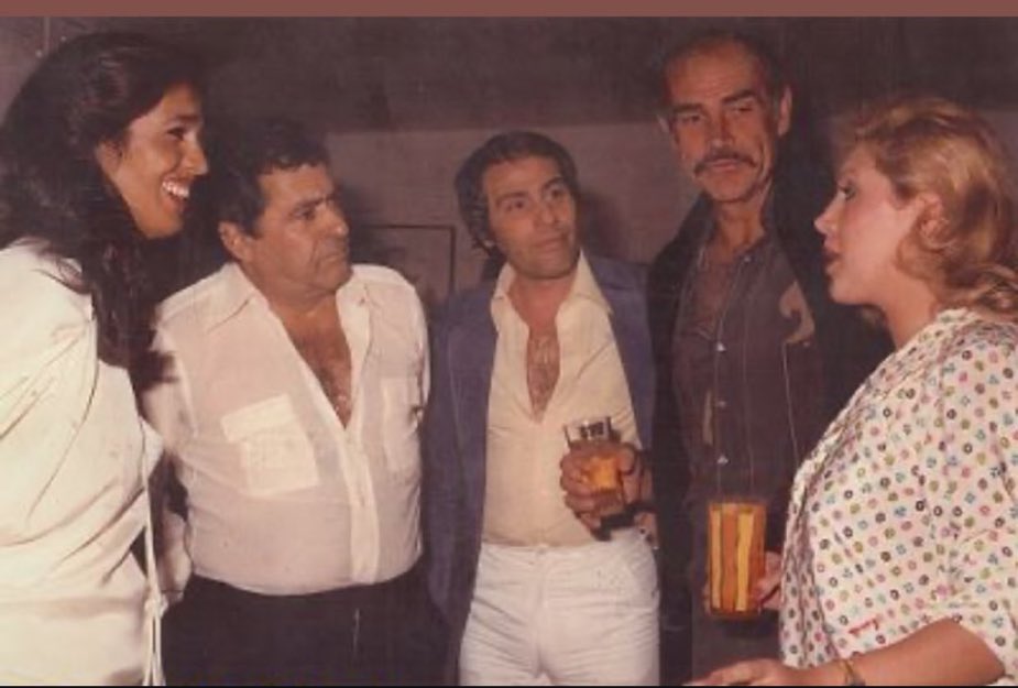 آشنایی در ویلایش در جزیره مایورکا همسایه کانری بود و افتخارش این بود او را به صرف تریاک مهمان کرده و دوصفرهفت افسانه‌ای خیلی خوشحال  بوده از این دعوت.