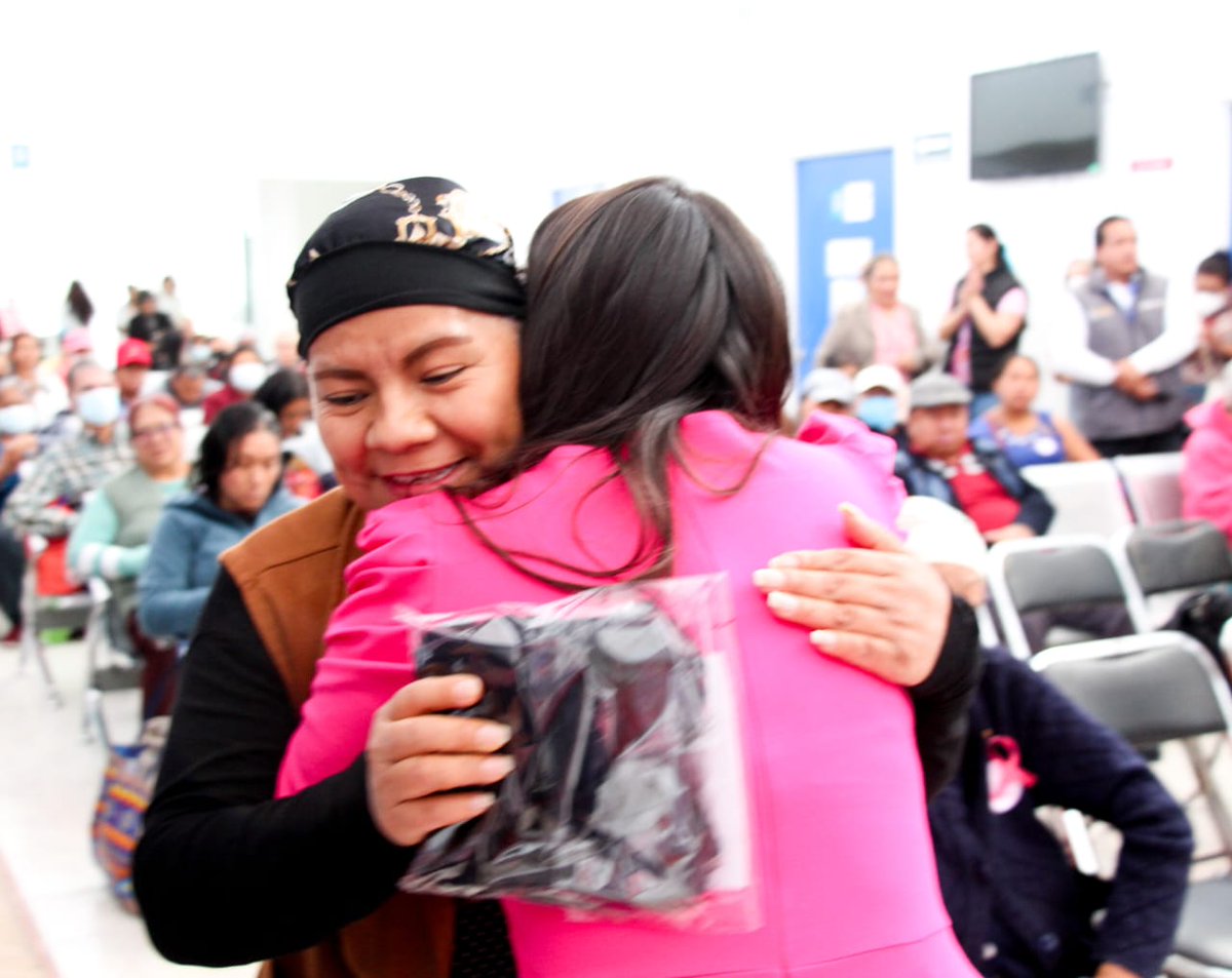 En su bienvenida, Berenice Heredia Bustos (<a href="/BereniceHeredi7/">Berenice Heredia</a>), titular del Voluntariado de la Secretaría de Salud, destacó que la entrega de cortinas oncológicas es un acto de solidaridad que aporta al bienestar emocional y recuperación de las pacientes con cáncer de mama 🎀💖
El