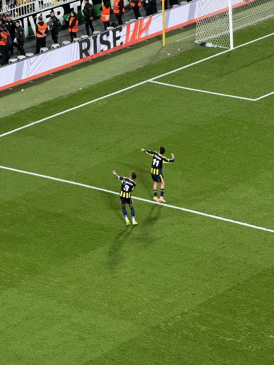 Orta sahada 3. dünya harbi yaşanırken bu ikisinin senkronize yumruk şov yapması kahkaha attırdı