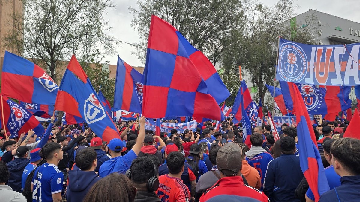Hotelazo azul en las afueras del Hilton Aeropuerto.
