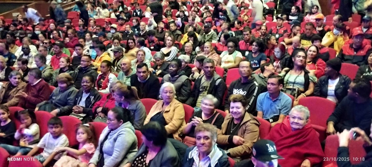integracionbta's tweet photo. 👨‍👩‍👧‍👦 Más de 550 personas participaron en esta actividad que contó con el acompañamiento de todas las subdirecciones.

🤝 Un trabajo intersubdireccional que fortalece el acceso de la niñez y las familias a espacios culturales y recreativos para el disfrute de derechos.

#InfanciaFeliz #CentrosAmar #DespertarSolidario #Participación #ArteYCultura #Bogotá