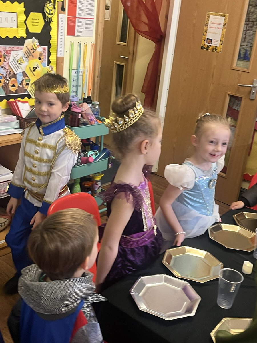 Daffodils had a wonderful mediaeval banquet and ball today! What a great effort from everyone! 👑👑👑