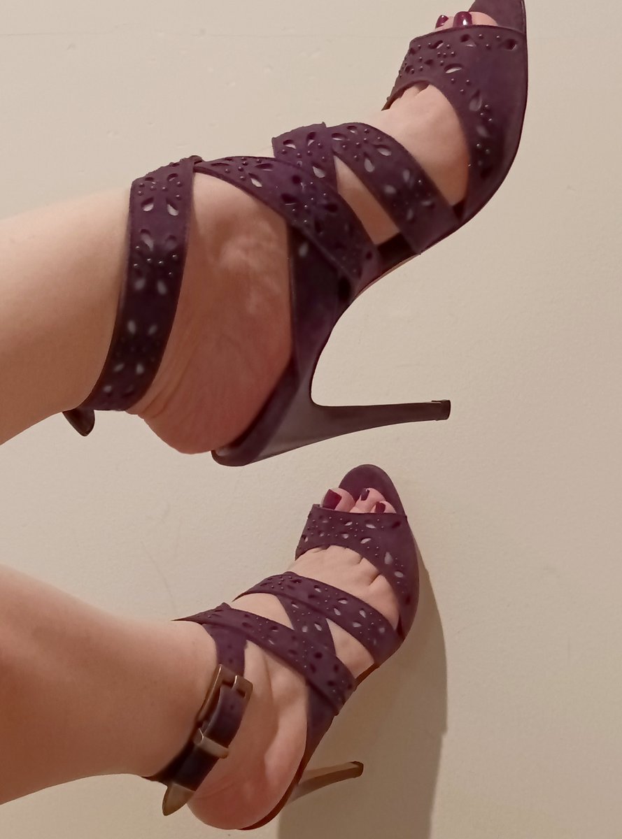 In Purple Suede Manolo Blahniks 💜 This has been the perfect shoe for this weather!