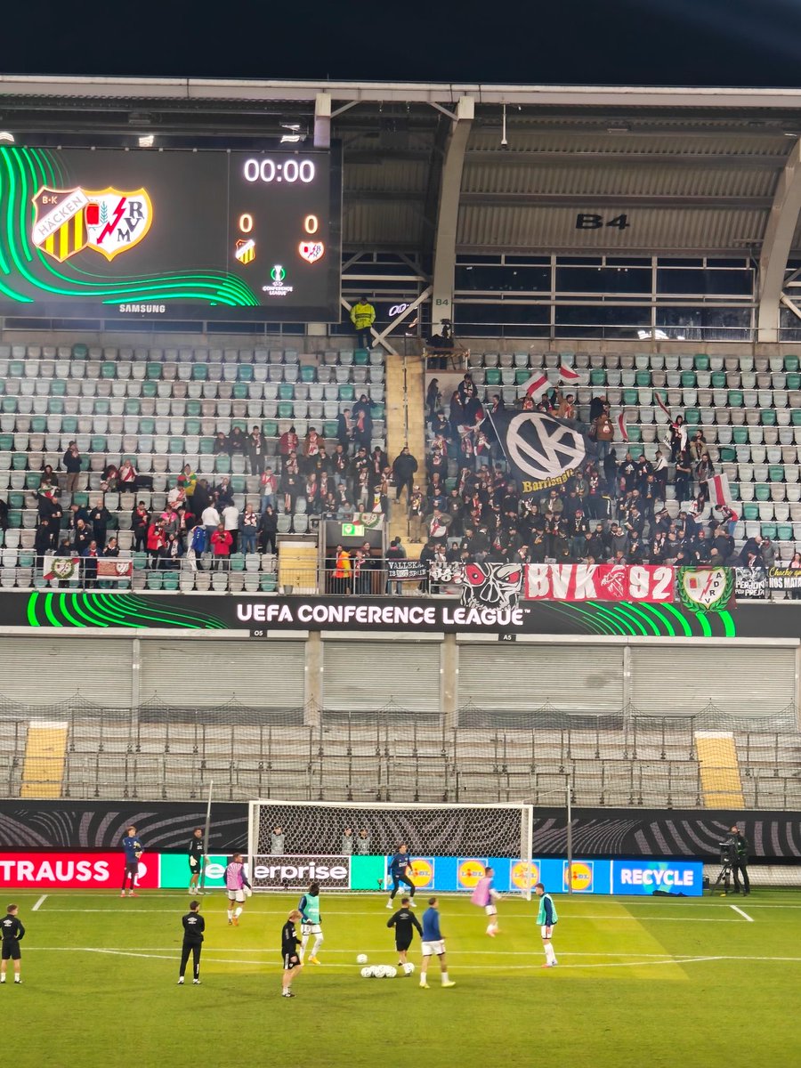 Gran desplazamiento de <a href="/bukaneros92/">Bukaneros</a> a Gotemburgo 🇸🇪 con tifo incluido:

“EUROPA PREPÁRATE” 🔴⚡️⚪️

(Primer viaje europeo esta temporada para los ultras de Vallecas)

Häcken - Rayo Vallecano. 

#ConferenceLeague