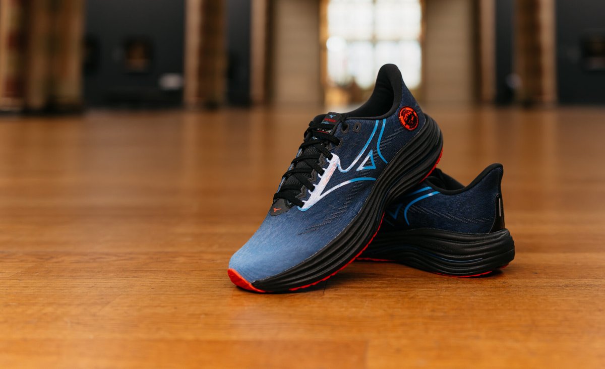 #Hardlopen #Materiaal #AmsterdamMarathon2025 #duurloopschoen Kunst aan je voeten: de Mizuno Wave Rider 29 Amsterdam dlvr.it/TNrfzP Voor hardlopers!