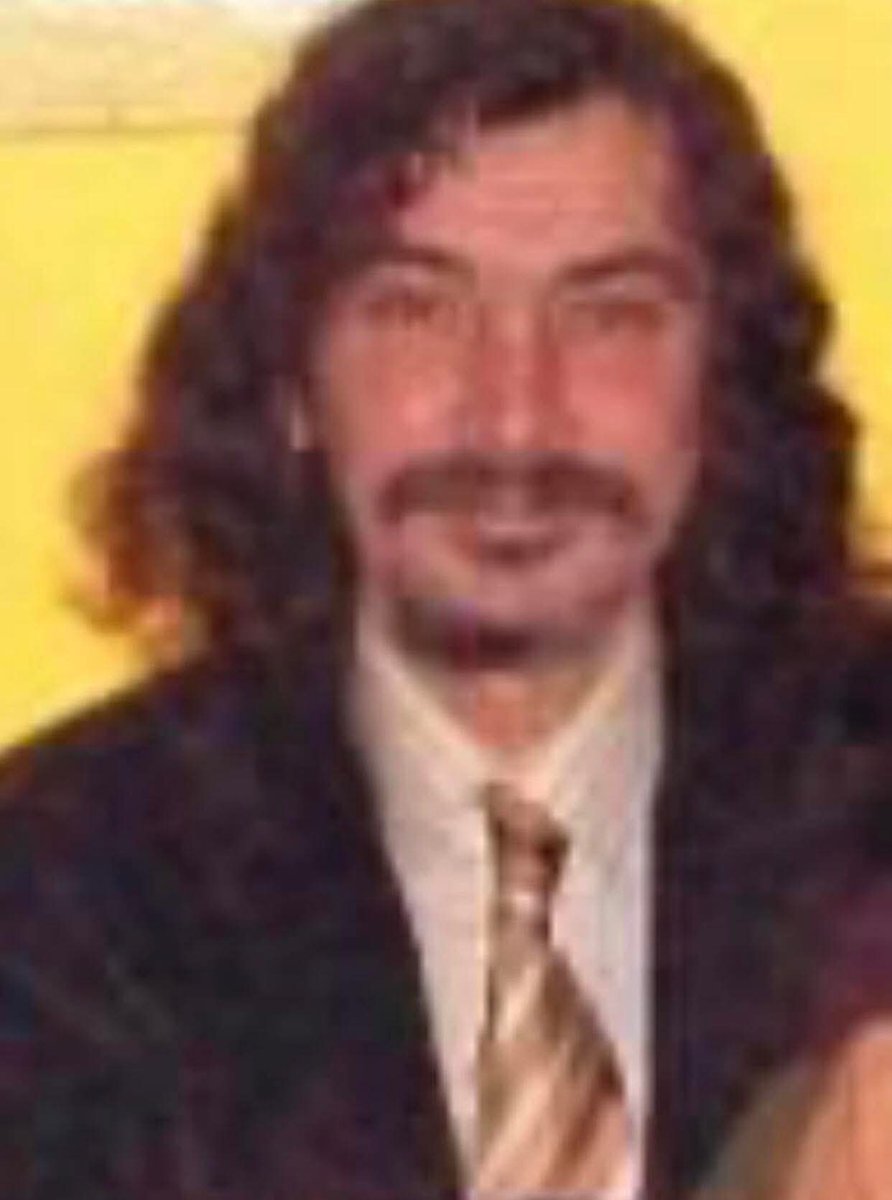 ŞAİRLER AZ YAŞAR VE
ÇAKTIRMADAN ÖLÜRLER.

Koma Amed'in  Diyarbakır'da konser vereceğini duyduğumda bir anda aklıma Safa Fersal geldi.

Safa Fersal bu dünyada 90 ları yaşamış insanların ancak 0.0000000000001 inin tanıdığı bir şair.
Kayıp şairler antolojisinde bile şiiri olmayan