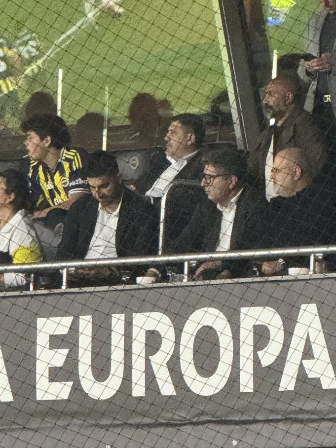 Bakın Hakan Safi locasına kimi almış :d