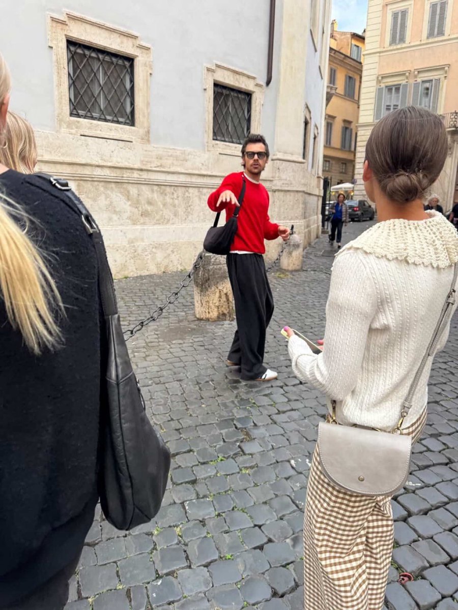 Harry conversando com fãs em Roma ontem (22).