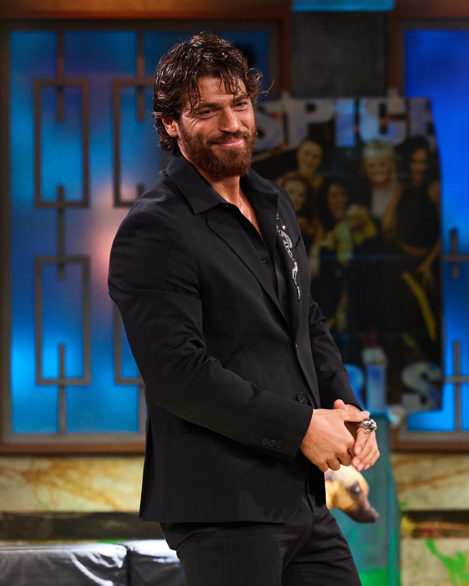 LaRevuelta_TVE's tweet image. Cómo explicas a un extraterrestre que somos de la misma especie que Can Yaman. #Larevuelta Virgen santa, vaya ejemplar.