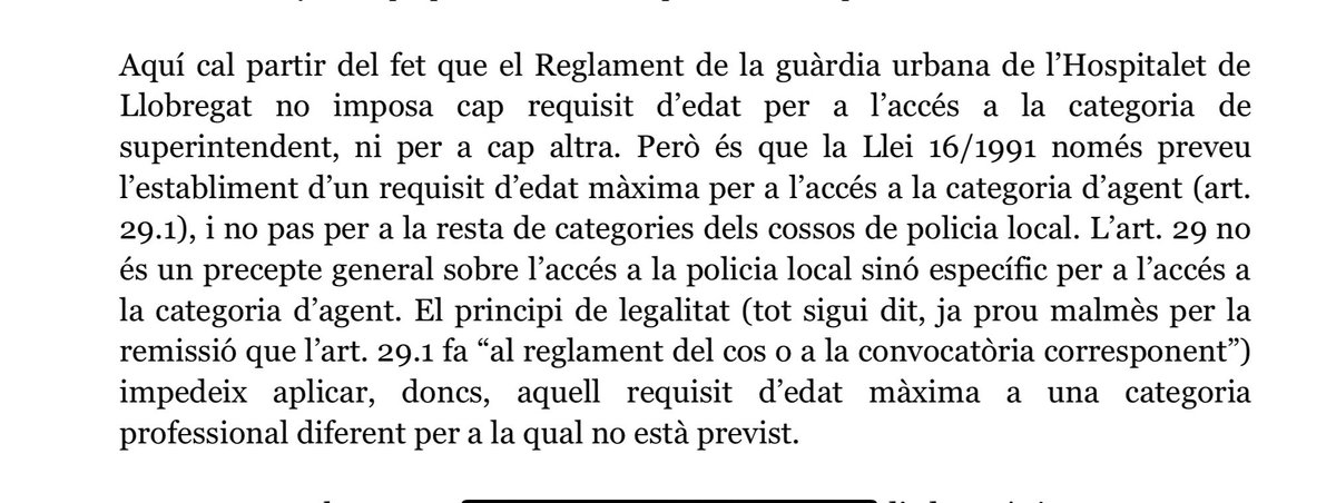 punsix's tweet photo. El Contenciós Administratiu tomba la convocatòria per al càrrec de Superintendent a la Guàrdia Urbana de L’Hospitalet que l’@LHAjuntament va obrir el 2022 en considerar que discriminava els possibles candidats perquè va limitar l’edat dels aspirants a un màxim de 60 anys. Ramon Dosaigües va ser l’escollit però el jutjat va aturar el procés i després va caducar la comissió de servei que tenia com a cap del cos local. Un dels punts rellevants de la sentència és que condemna al consistori a pagar les costes del procés amb un màxim de 600 euros. Un caporal es va presentar també al càrrec i va impugnar la convocatòria amb el suport del sindicat @SplCme.