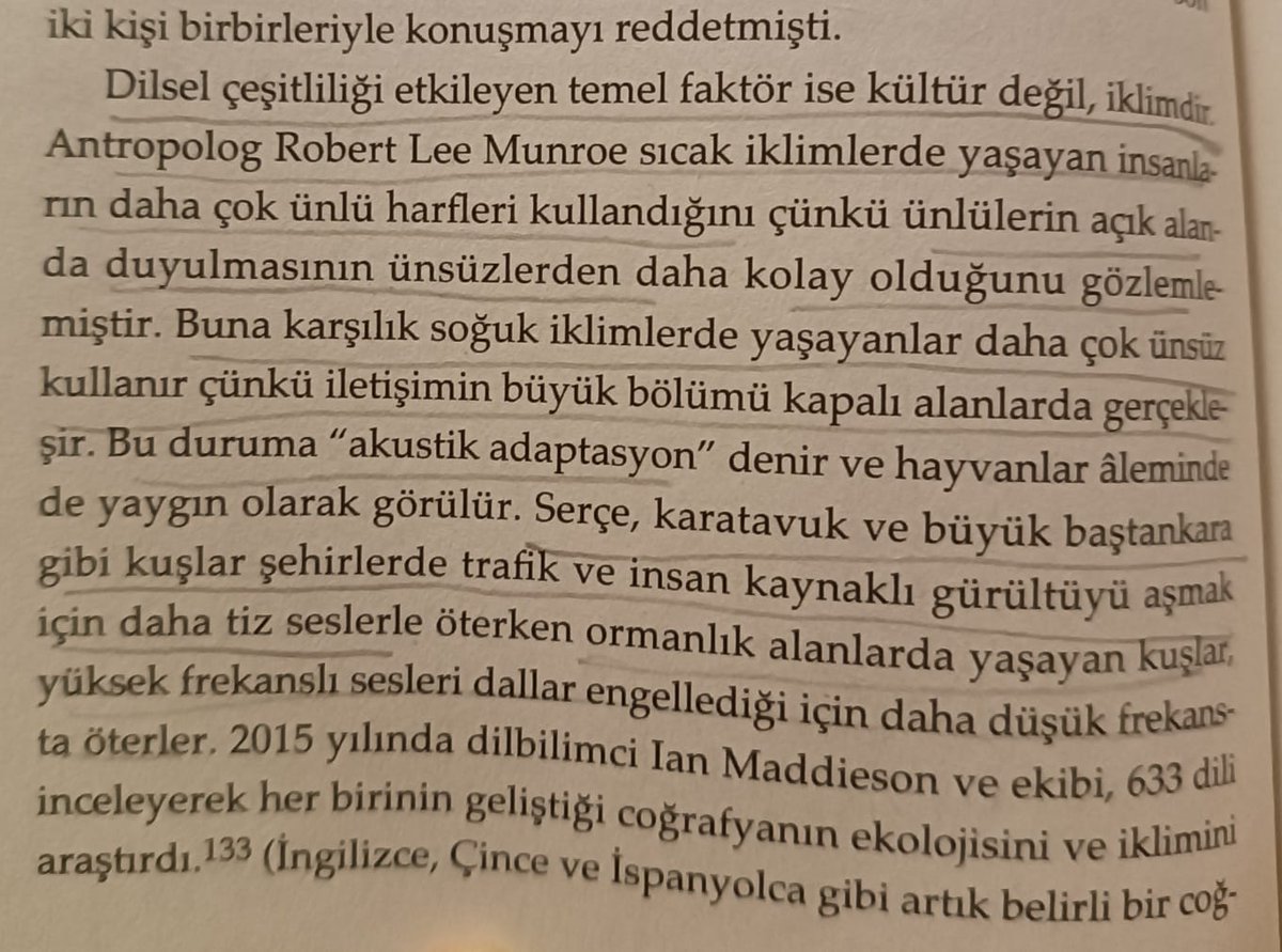 baharcetiner_'s tweet image. Dilsel çeşitliliği etkileyen faktör kültür değil, iklimdir. Soğuk iklimlerde konuşulan dillerde daha fazla ünsüz kullanılırken, sıcak iklimlerde daha fazla ünlü kullanılır. Kuşların ötüşü bile sıcağa ve soğuğa, şehirde ya da ormanda oluşuna göre değişir. Dil, kullanıcının…