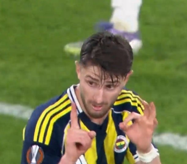 İsmail Yüksek burada kendisinin ve Deniz Undav’ın ülkelerinin sayısını göstermiş. Kanım dondu.