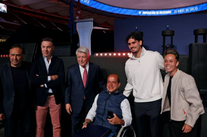 HarrisBarn69817's tweet photo. The most enduring declaration of love is companionship. Atlético Madrid Club presents a silver commemorative medal to members who have been with the club for 25 years. https://t.co/ufGrkIqOB7