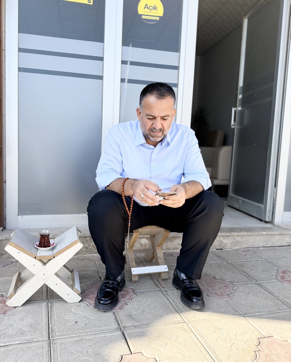 HasimAsnuk's tweet photo. Vergisi ödenmiş çay, fişi kesilmiş tütün…
Ama hâlâ “kaçak” diyorlar.
Meğer memleketin dert fişi çoktan kesilmiş. https://t.co/J24XZ73bYX