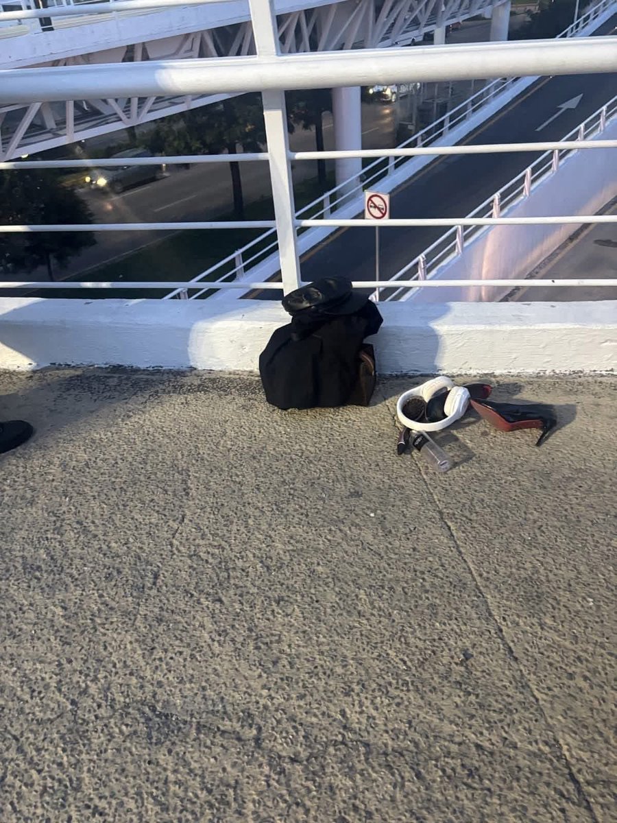 La depresión también se ve así 

Yusvely, una joven venezolana de tan solo 20 años, decidió terminar con su vida lanzándose desde un puente en la Atlixcáyotl, en puebla.

Nadie debería llegar a ese punto, la salud mental es importante.

Si tú o alguien que conoces está pasando