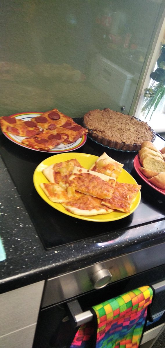 Rainbow_Stars1's tweet photo. Tuesday in the hub, homemade pizzas and apple crumble for pudding delicious. Apples were kindly donated by our julie's sister.
#homecooked
#memberschoose
#learningandsharing https://t.co/4KIEviPKCw