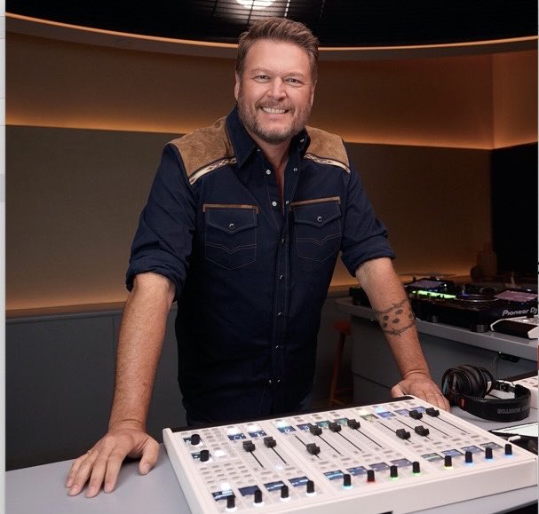 This is a Blake Shelton at “Apple Music Takeover” appreciation post!  This photo is so 🥰🥰!!!!