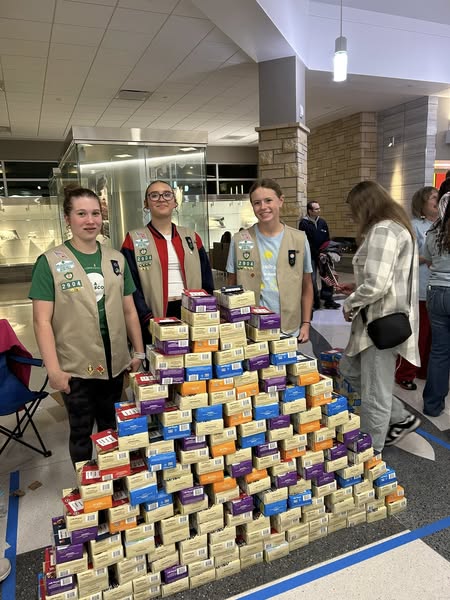 GSEIWI's tweet photo. SU 811 gave out 60 cases of cookies this year! The Girl Scouts made cards for each bundle of cookies and stayed up late making sure every veteran would get their cookies. They also gave a few extra to the women who inspire them! This last Honor Flight had 9 women on it! 💚🤗🍪 https://t.co/0JSzBOZ3ab