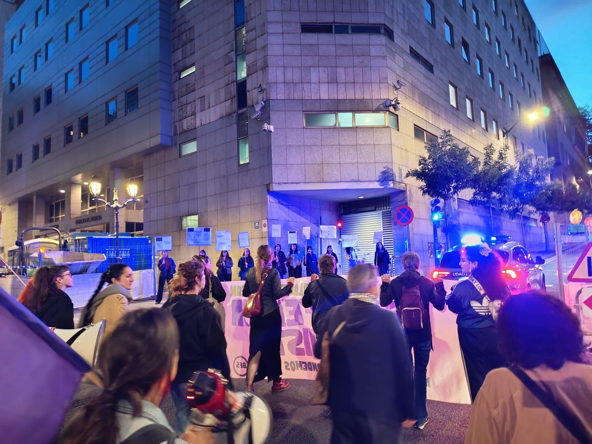 ✊🏼 Udaletik abiatuta epaitegietaraino mobilizatu gara. Justizia patriarkalari autodefentsa feministaz erantzungo diogula ozen aldarrikatzeko.
🟣 No queremos luces moradas en los edificios institucionales si detrás no hay políticas feministas.
ERASORIK EZ, ERANTZUNIK GABE!