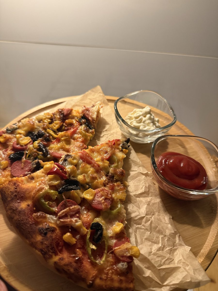 aslikerekli_'s tweet photo. 🍕🫶🏻 https://t.co/eH3rep3DnQ