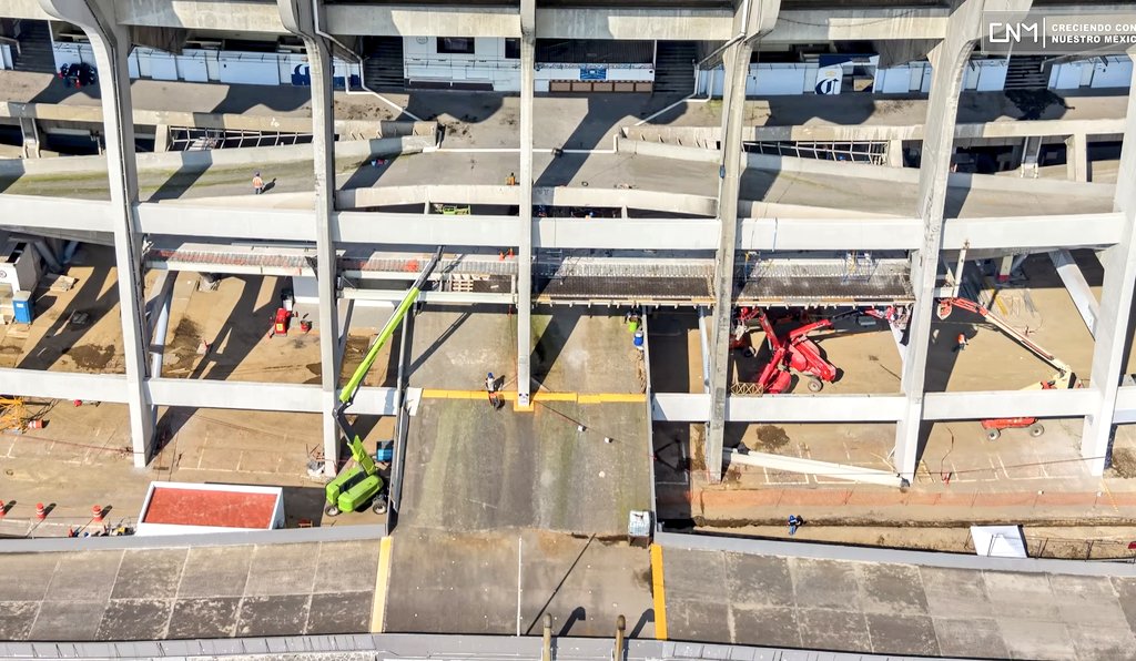 MXESTADIOS's tweet image. Obras en el exterior del Azteca.
-Ya sé limpiaron y pintaron el 80% de las columnas.
-Ya hay equipos trabajando para colocar las luces en cada una.
-Se está creando un pabellón en el estacionamiento, aún por definir su uso, parece de Hospitality.