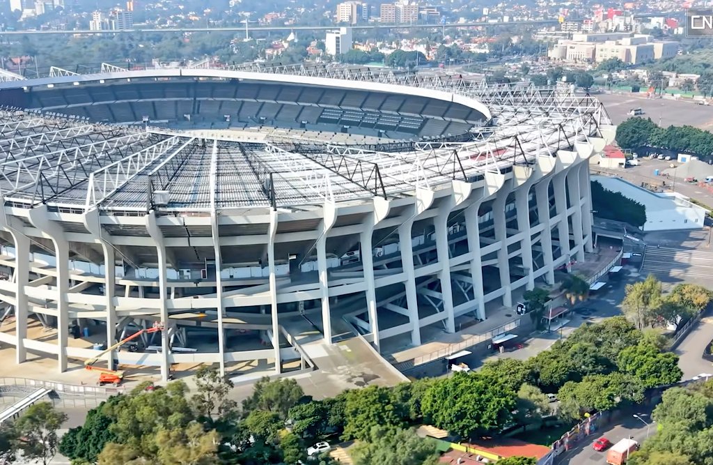 MXESTADIOS's tweet image. Obras en el exterior del Azteca.
-Ya sé limpiaron y pintaron el 80% de las columnas.
-Ya hay equipos trabajando para colocar las luces en cada una.
-Se está creando un pabellón en el estacionamiento, aún por definir su uso, parece de Hospitality.