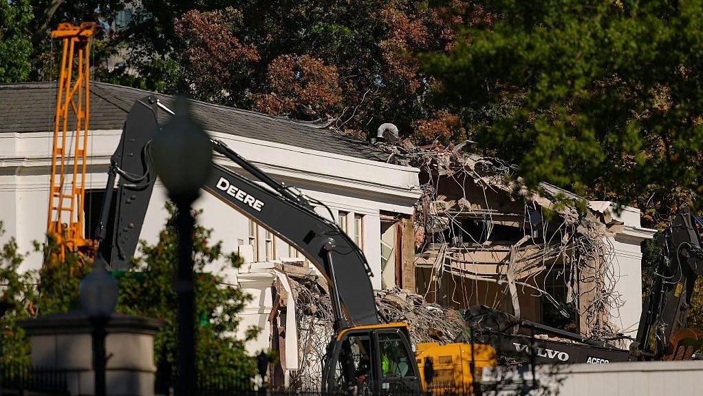 🚨 JUST IN: The list of private donors for President Trump's White House ballroom has been RELEASED.

Major progress is being made with demolition at the East Wing.

The donor list includes Amazon, Coinbase, Comcast, Hard Rock, Google, Microsoft, The Lutnick Family and others, as