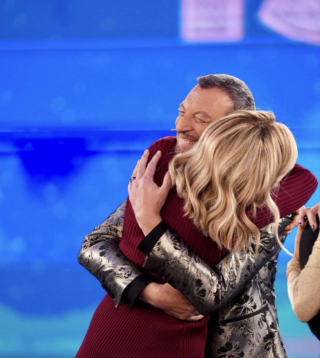 LCuccarini's tweet image. Ieri è stata la serata degli abbracci: quelli di tutti gli amici presenti, che hanno rappresentato una parte importante della mia vita; quello del gruppo di lavoro capitanato da Silvia, che ha realizzato la puntata con passione e affetto; quello del pubblico, che ha giocato, si è…