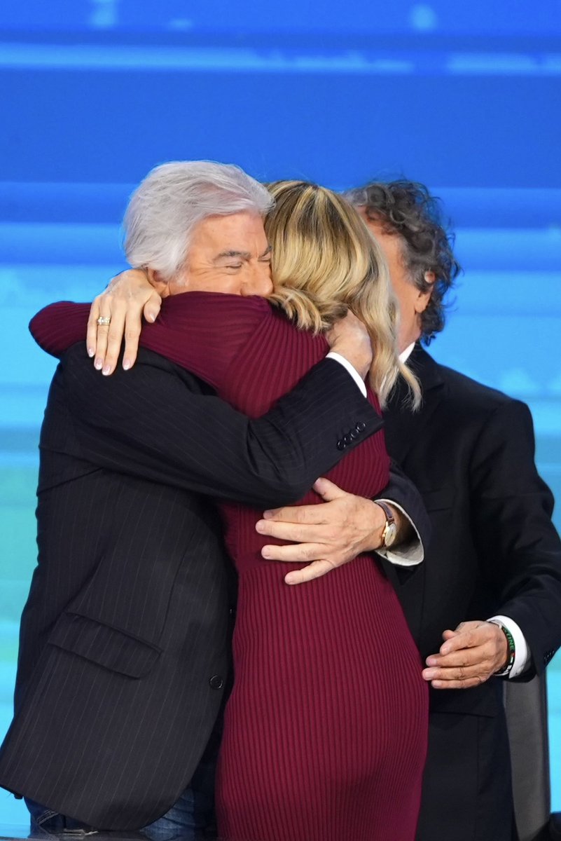 LCuccarini's tweet image. Ieri è stata la serata degli abbracci: quelli di tutti gli amici presenti, che hanno rappresentato una parte importante della mia vita; quello del gruppo di lavoro capitanato da Silvia, che ha realizzato la puntata con passione e affetto; quello del pubblico, che ha giocato, si è…