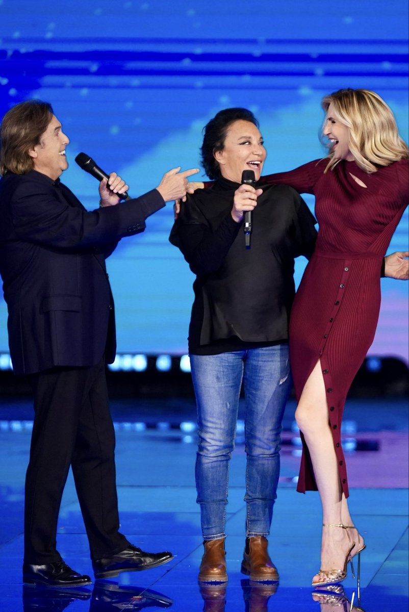 LCuccarini's tweet image. Ieri è stata la serata degli abbracci: quelli di tutti gli amici presenti, che hanno rappresentato una parte importante della mia vita; quello del gruppo di lavoro capitanato da Silvia, che ha realizzato la puntata con passione e affetto; quello del pubblico, che ha giocato, si è…