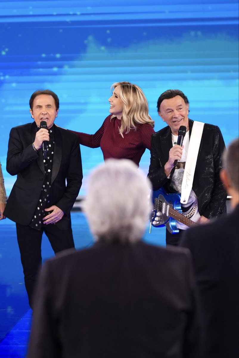 LCuccarini's tweet image. Ieri è stata la serata degli abbracci: quelli di tutti gli amici presenti, che hanno rappresentato una parte importante della mia vita; quello del gruppo di lavoro capitanato da Silvia, che ha realizzato la puntata con passione e affetto; quello del pubblico, che ha giocato, si è…