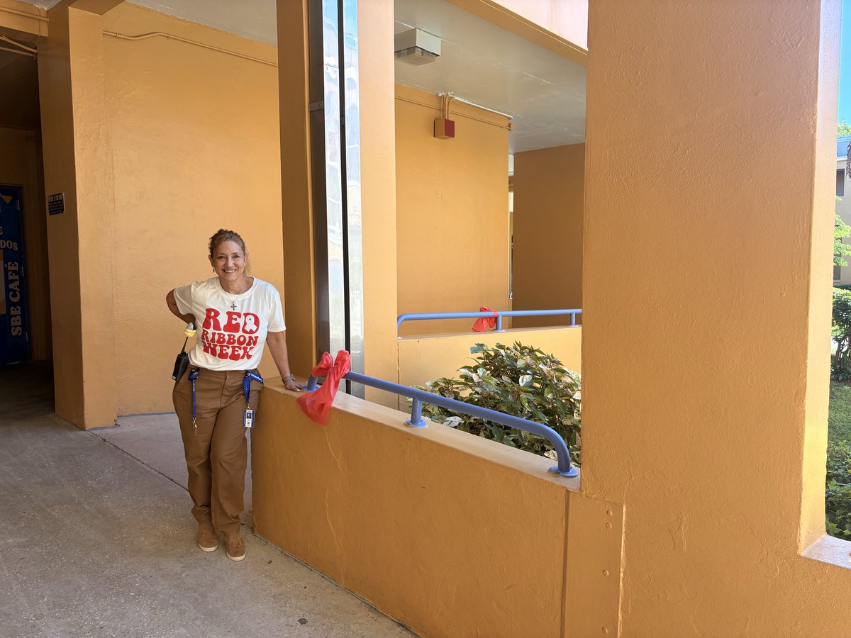 ❤️ Today kicks off Red Ribbon Week!
Students signed a pledge to stay drug-free and make healthy choices. A huge thank you to our amazing Ms. Rahimi for teaching and reminding us about the importance of living drug-free! 🙌
#RedRibbonWeek #DrugFreeLooksLikeMe #yourbestchoicemdcps