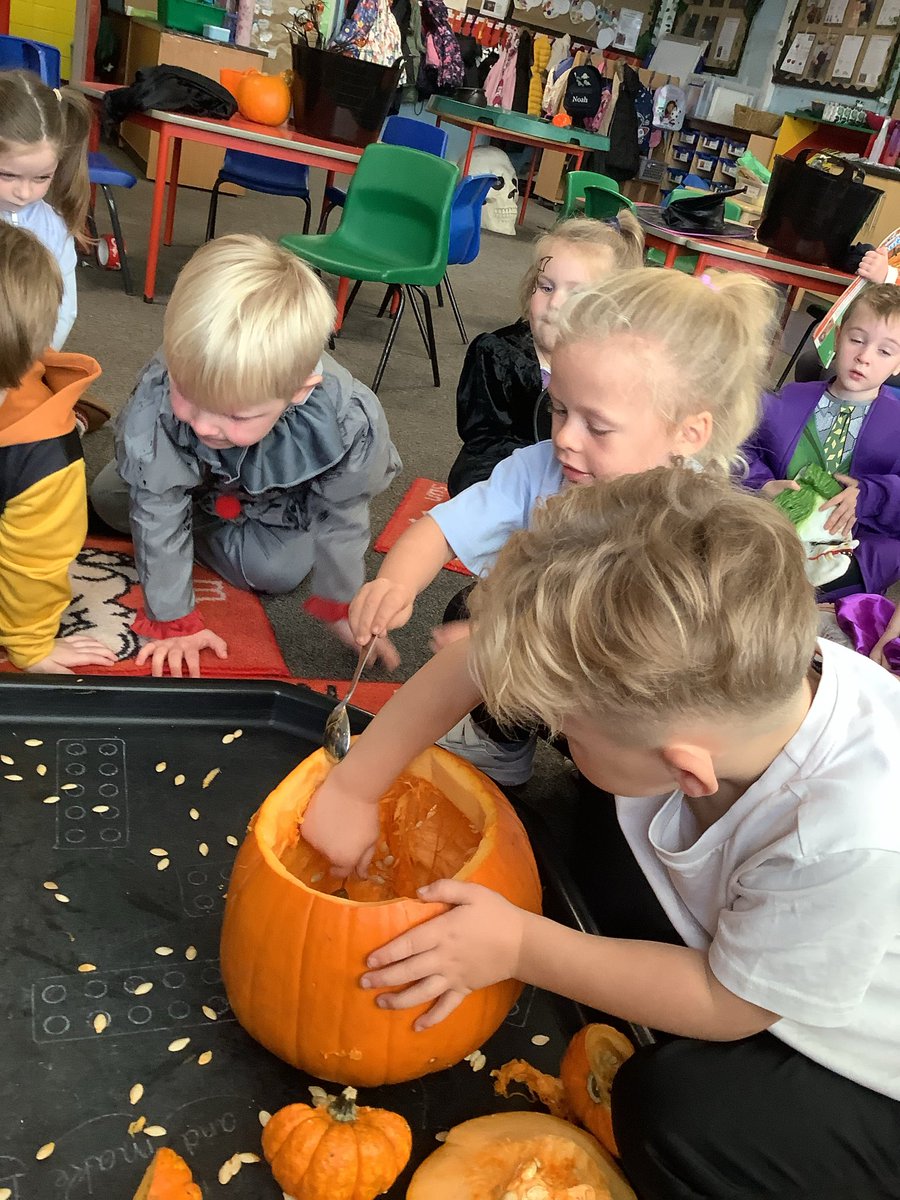 … Pumpkin Day afternoon 🧡🧡🧡🧡

Pumpkin scooping! 
Generally we agreed it was all a bit smelly and slimy! 

#thattoprim_reception