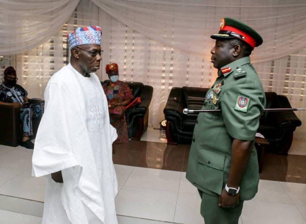 cbngov_akin1's tweet image. Obasanjo decorates Son
Generals of The Nigerian Army — Father & Son! 🇳🇬🔥
History made again! 💥 Former President Olusegun Obasanjo proudly decorated his son with the rank of Brigadier General in the Nigerian Army. 👏💪
From Father General to Son General — truly a legacy of…