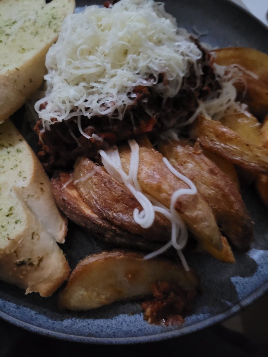 Spaghetti bolognese and wedges all  homemade, What are you having ? 🍛🍴#Foodie #Food