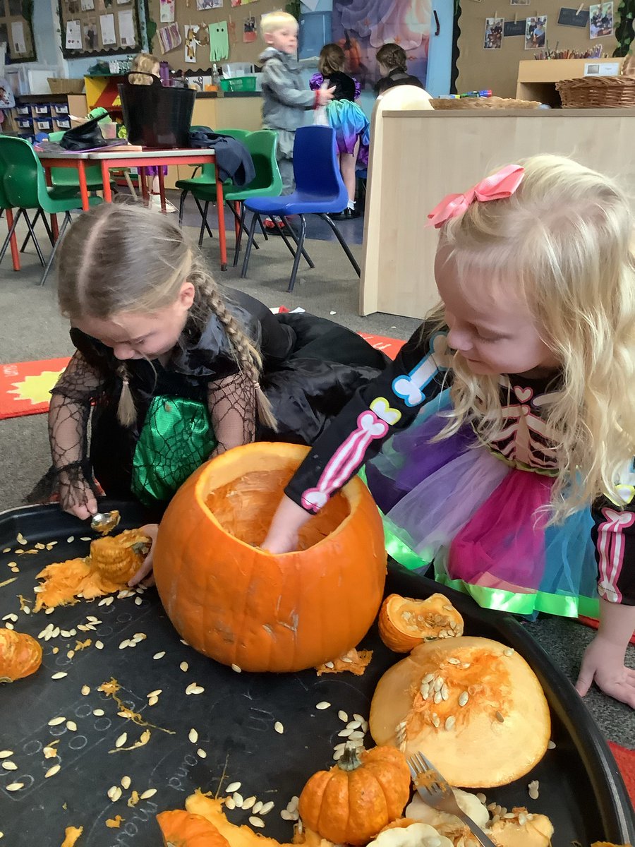 … Pumpkin Day afternoon 🧡🧡🧡🧡

Pumpkin scooping! 
Generally we agreed it was all a bit smelly and slimy! 

#thattoprim_reception