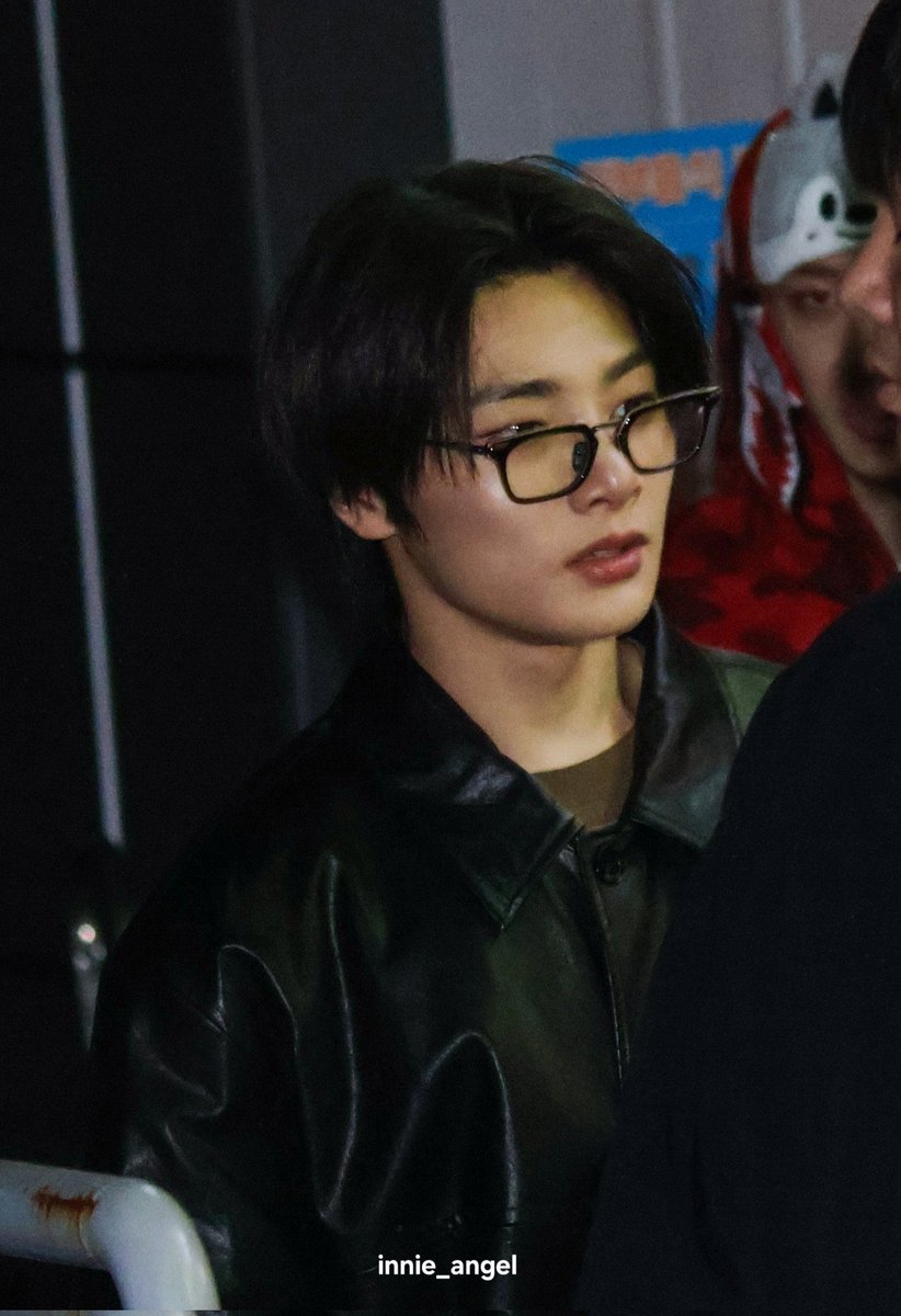 dailyinnieluv's tweet image. oh my god he’s gorgeous