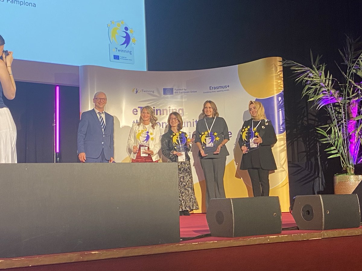 Premio Europeo eTwinning 2005 “Building a B.R.I.G.H.T Future”
⁦<a href="/JesuitinasPna/">Jesuitinas Pamplona</a>⁩ ⁦<a href="/educacion_na/">Educación-Hezkuntza</a>⁩ ⁦<a href="/eTwinning_es/">eTwinning España</a>⁩ ⁦<a href="/soniarugar/">Sonia Ruiz</a>⁩ ⁦<a href="/AnnaAndriulo/">Anna Andriulo</a>⁩ ⁦<a href="/jesuitinas/">Fundación Educativa Jesuitinas</a>⁩