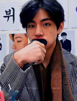 ItsLucasKim's tweet image. “Koreans and Japanese don’t eat rice with our hands”
Koreans and Japanese: